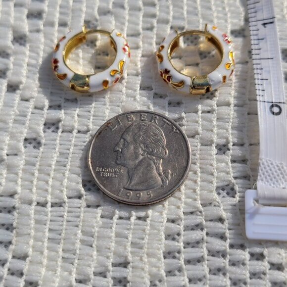 Floral Design Huggie Hoop Enamel Earrings Red White One Size - Picture 5 of 7